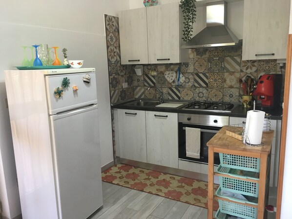 Fridge, oven, stovetop, coffee/tea maker
