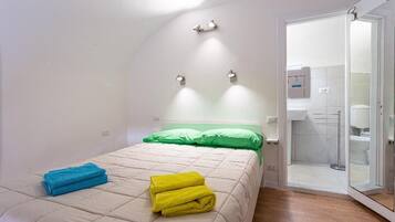 1 bedroom, desk, WiFi