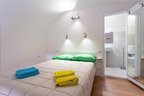 1 bedroom, desk, WiFi