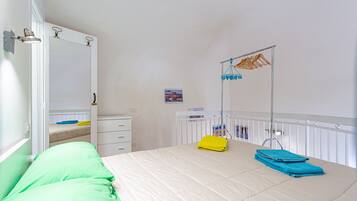 1 bedroom, desk, WiFi