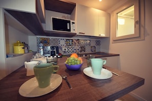 Réfrigérateur, micro-ondes, plaque de cuisson, cafetiÚre/bouilloire