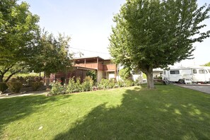 Courtyard - Maple Leaf Motel & RV Resort (Oliver)