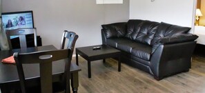 Superior Room (Upstairs) | Living room - Maple Leaf Motel & RV Resort (Oliver)