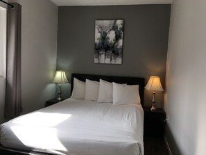 Habitación superior (Downstairs) | Ropa de cama hipoalergénica, muebles diferentes y escritorio 