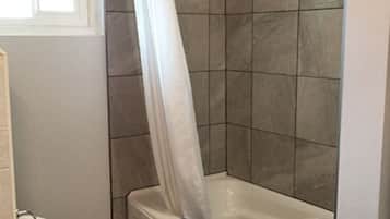 Chambre Supérieure (Downstairs) | Salle de bain | SÚche-cheveux, serviettes fournies, savon, shampoing