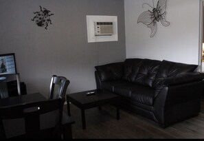 Hypo-allergenic bedding, individually furnished, desk, blackout drapes - Maple Leaf Motel & RV Resort (Oliver)