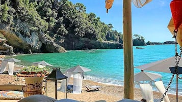 Una spiaggia nelle vicinanze