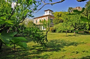 Property grounds - VILLA CARLOTTA 9 PAX, Historic villa, BBC, WI-FI, Beautiful Garden, near 5Terre (SARZANA)