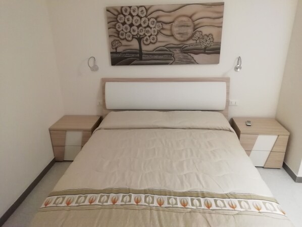 1 habitación, tabla de planchar con plancha, wifi gratis y ropa de cama 