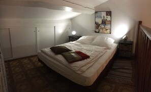 1 slaapkamer, geluiddichte muren, een strijkplank/strijkijzer