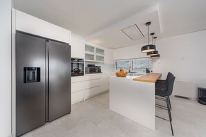 Geladeira, micro-ondas, fogão, cooktop