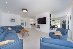 Smart TV, chimenea, tenis de mesa y libros 