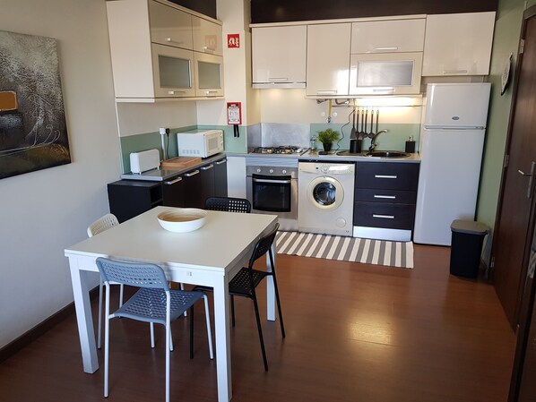 Fridge, microwave, oven, cookware/dishes/utensils