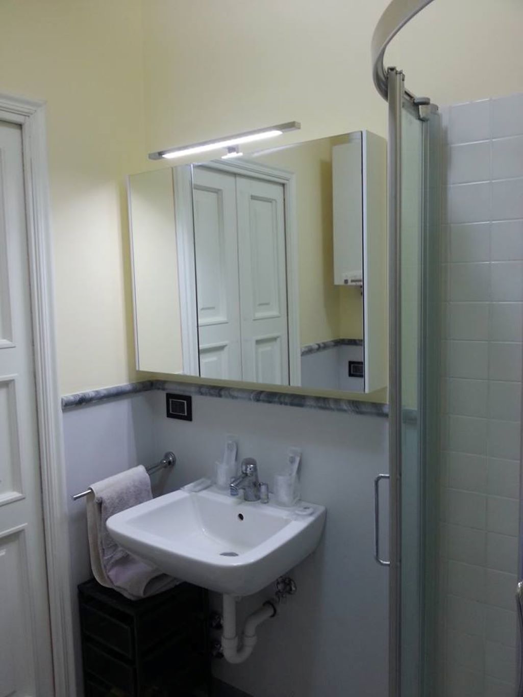 Articles de toilette gratuits, sèche-cheveux, chaussons