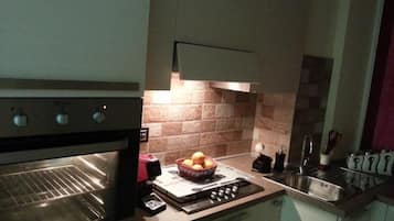 Fridge, oven, stovetop, coffee/tea maker