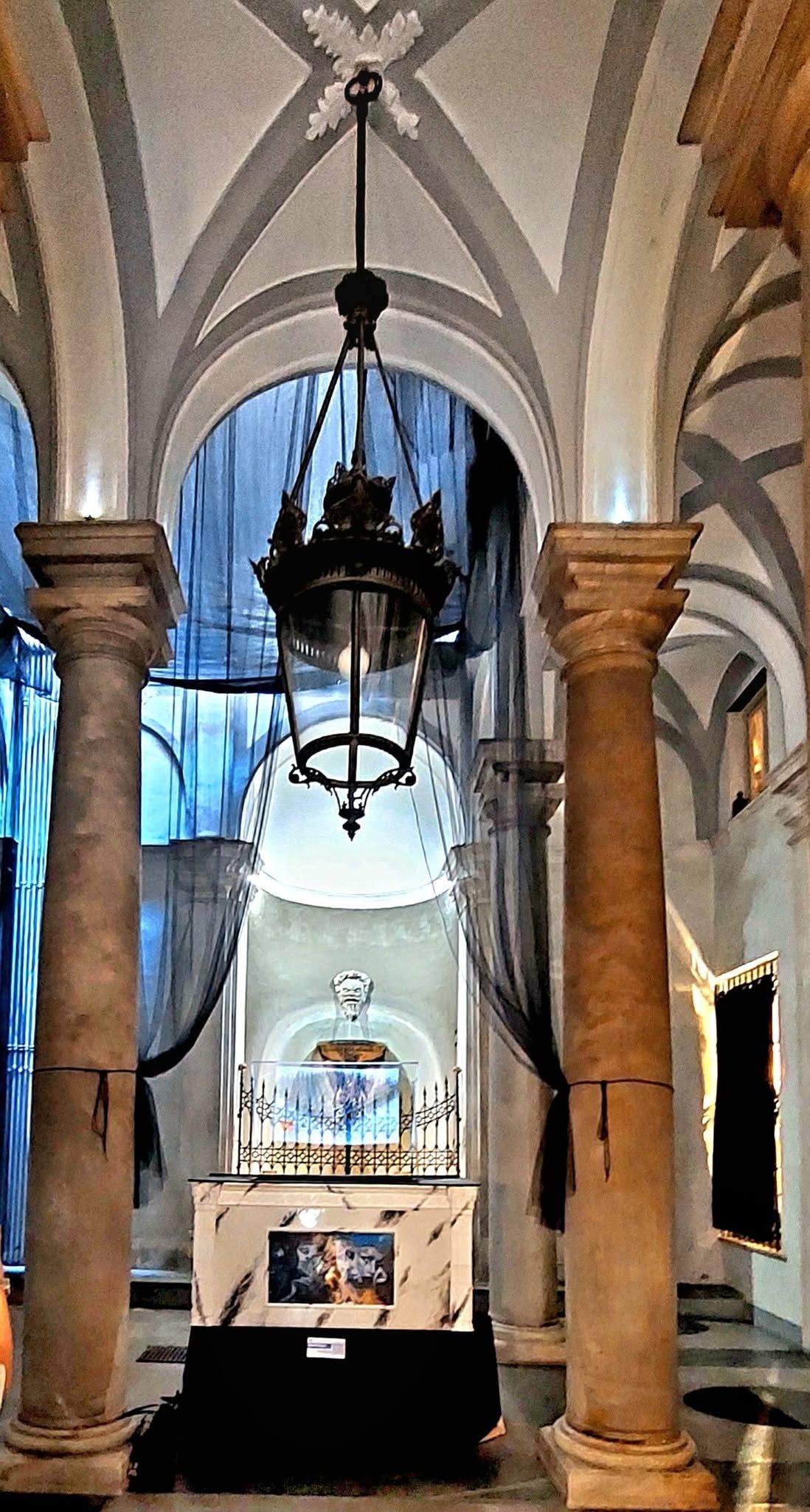 Un intérieur somptueux, agrémenté d’un lustre, de colonnes et d’une vitrine.