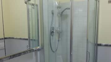 Articles de toilette gratuits, sĂšche-cheveux, chaussons
