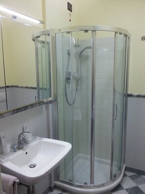 Free toiletries, hair dryer, slippers, towels - SMITHS & HERREROS (Codie CIN IT010025C2Q2M67QJW) (Genova)