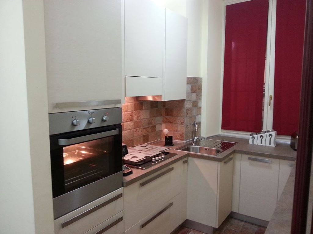 Kühlschrank, Ofen, Herdplatte, Wasserkocher mit Kaffee-/Teezubehör