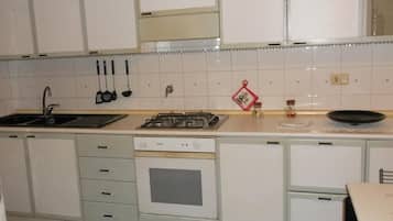 Frigorífico, horno, placa de cocina y cafetera o tetera