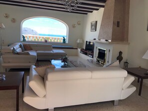 Smart TV, fireplace, DVD player, books - Secluded, Spacious, Luxury Villa & Swimming Pool in Beautiful Rustic Location  (Benidoleig)