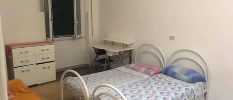 2 bedrooms, desk, WiFi