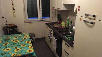 Kochgeschirr/Geschirr/Besteck, Esstisch