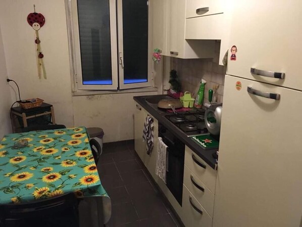 Batterie de cuisine, vaisselle et ustensiles, tables à manger