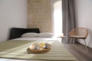 1 camera, una scrivania, ferro/asse da stiro, culla da viaggio