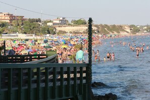 Una spiaggia nelle vicinanze