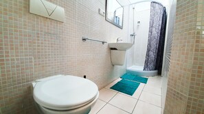 Dusj, hårføner, håndklær og såpe