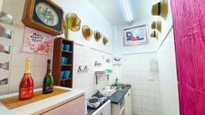Geladeira, cooktop, chaleira elétrica