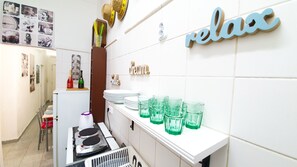 Kjøleskap, kokeplater, vannkoker og kjøkkenutstyr