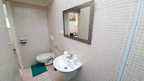 Douche, sèche-cheveux, serviettes fournies, savon