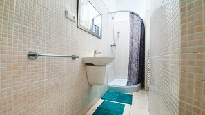 Douche, sèche-cheveux, serviettes fournies, savon