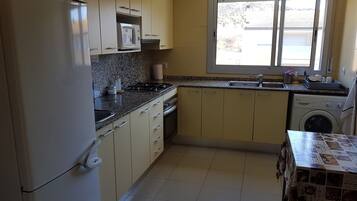 Fridge, microwave, oven, coffee/tea maker