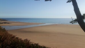 Beach nearby - Cosy & Comfortable Entire Holiday Home, Llanelli. Fully equipped. Dog friendly (Llanelli)