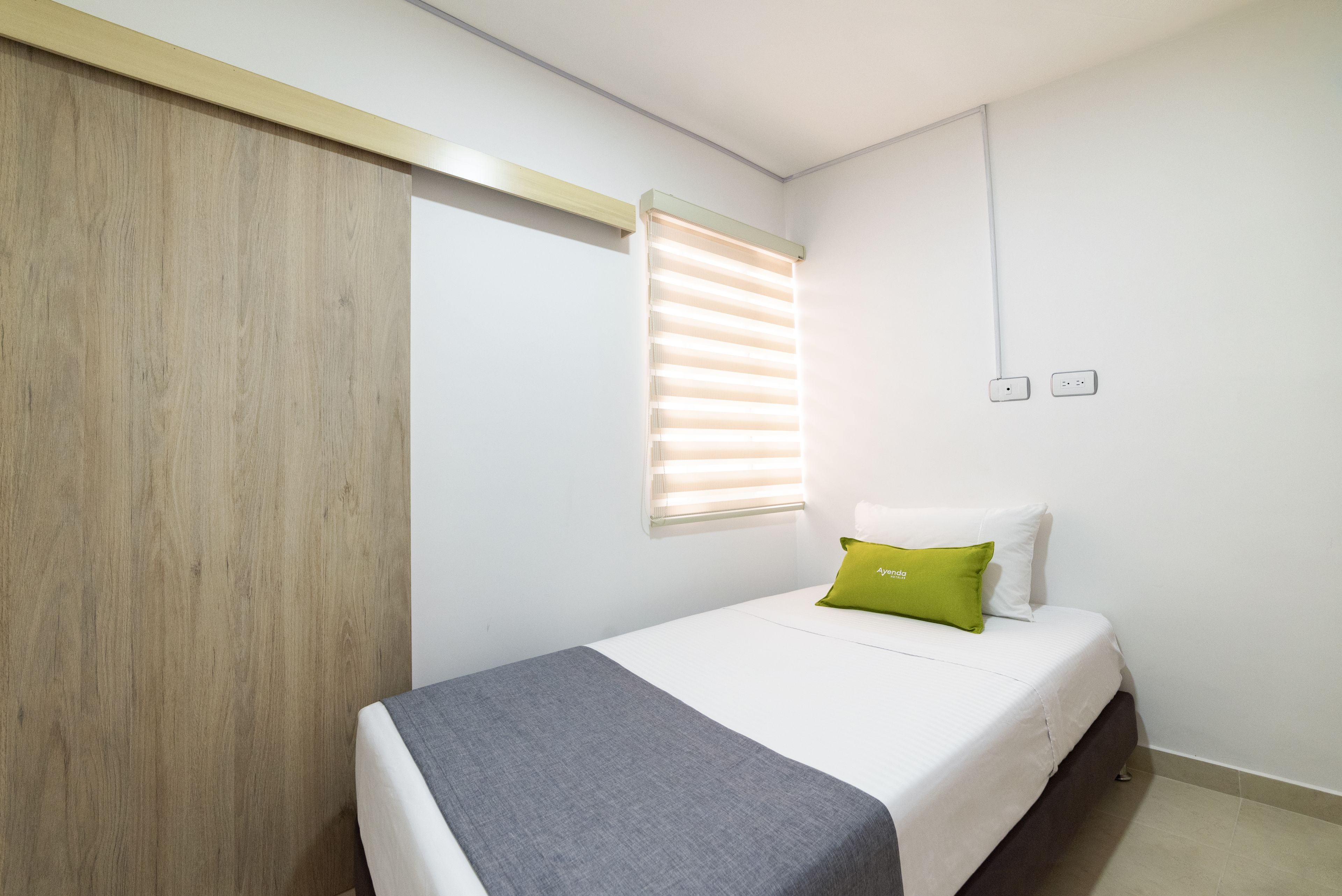 single room | free wifi, bed sheets