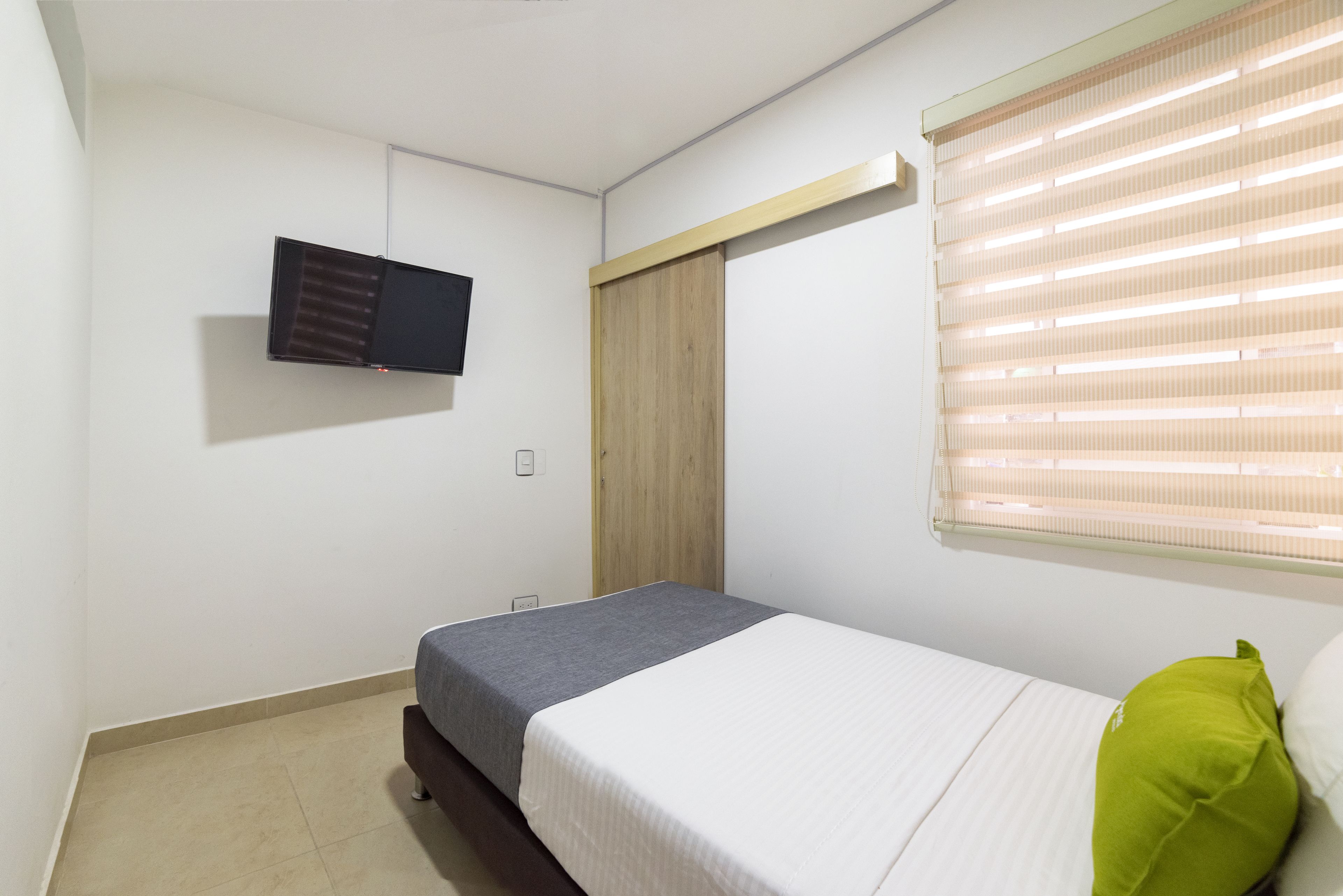 single room | free wifi, bed sheets