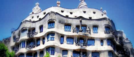 Un edificio con un estilo arquitectónico singular, con balcones y fachada curva.