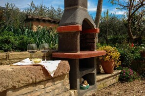 Property grounds - GuestHost - Located in the Capodacqua district of Assisi, 5 km from Assisi, Casa Fiorelli is a quiet apartment surrounded by nature with a wonderful view that stretches from Assisi to Mount Subasio.Located in a strategic position, it allows to reach in f (Capodacqua)