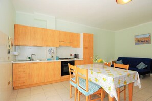 Oven, stovetop, toaster, cookware/dishes/utensils