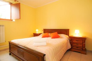 2 habitaciones, tabla de planchar con plancha y ropa de cama 