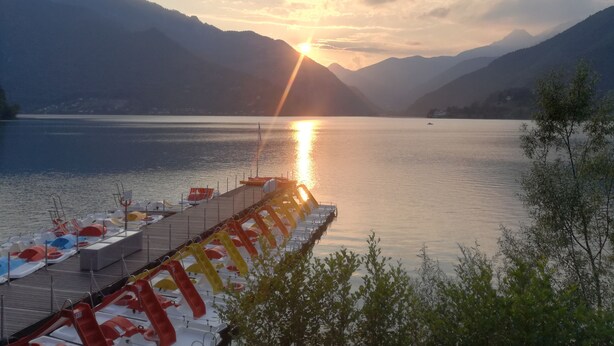 A lakeside dock with boats and a row of umbrellas. - Mount N Lake Apartment -Ledro Garda (Ledro)