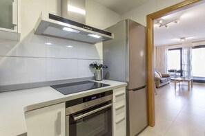Een koelkast, een microgolfoven, een oven, een kookplaat