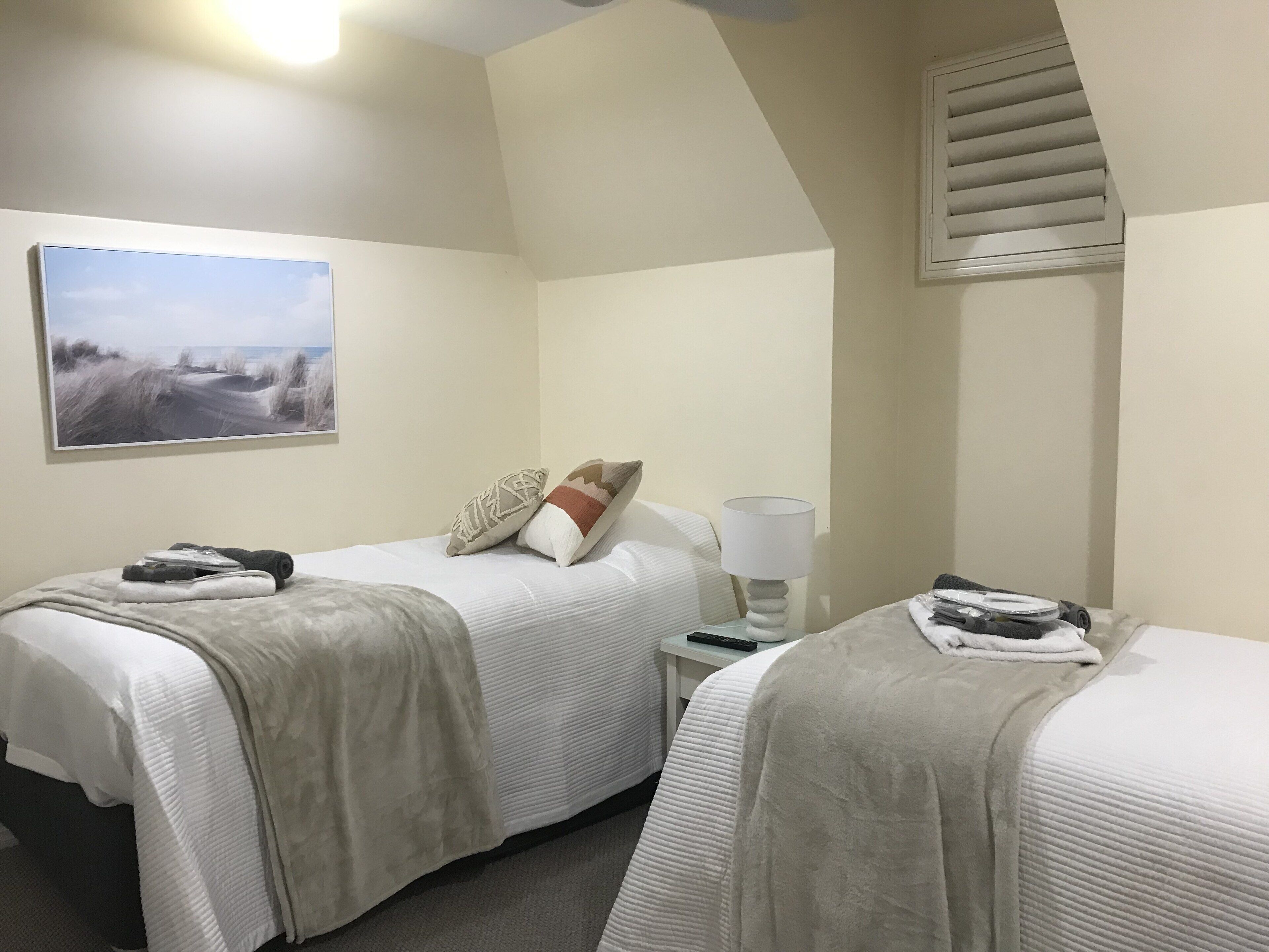 Easy stay Beachside Hove Executive spacious duplex home . Outside heated spa — image 29