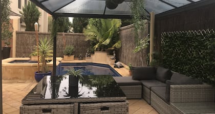 Easy stay Beachside Hove Executive spacious duplex home . Outside heated spa