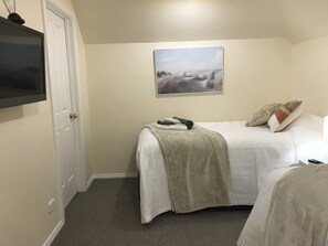 3 bedrooms, iron/ironing board, WiFi, bed sheets - Easy stay Beachside Hove Executive spacious duplex home . Outside heated spa (Hove)