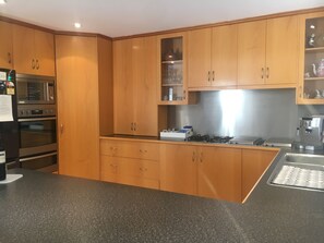 Microwave, dishwasher, coffee/tea maker, toaster - Easy stay Beachside Hove Executive spacious duplex home . Outside heated spa (Hove)