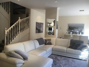 TV, fireplace - Easy stay Beachside Hove Executive spacious duplex home . Outside heated spa (Hove)
